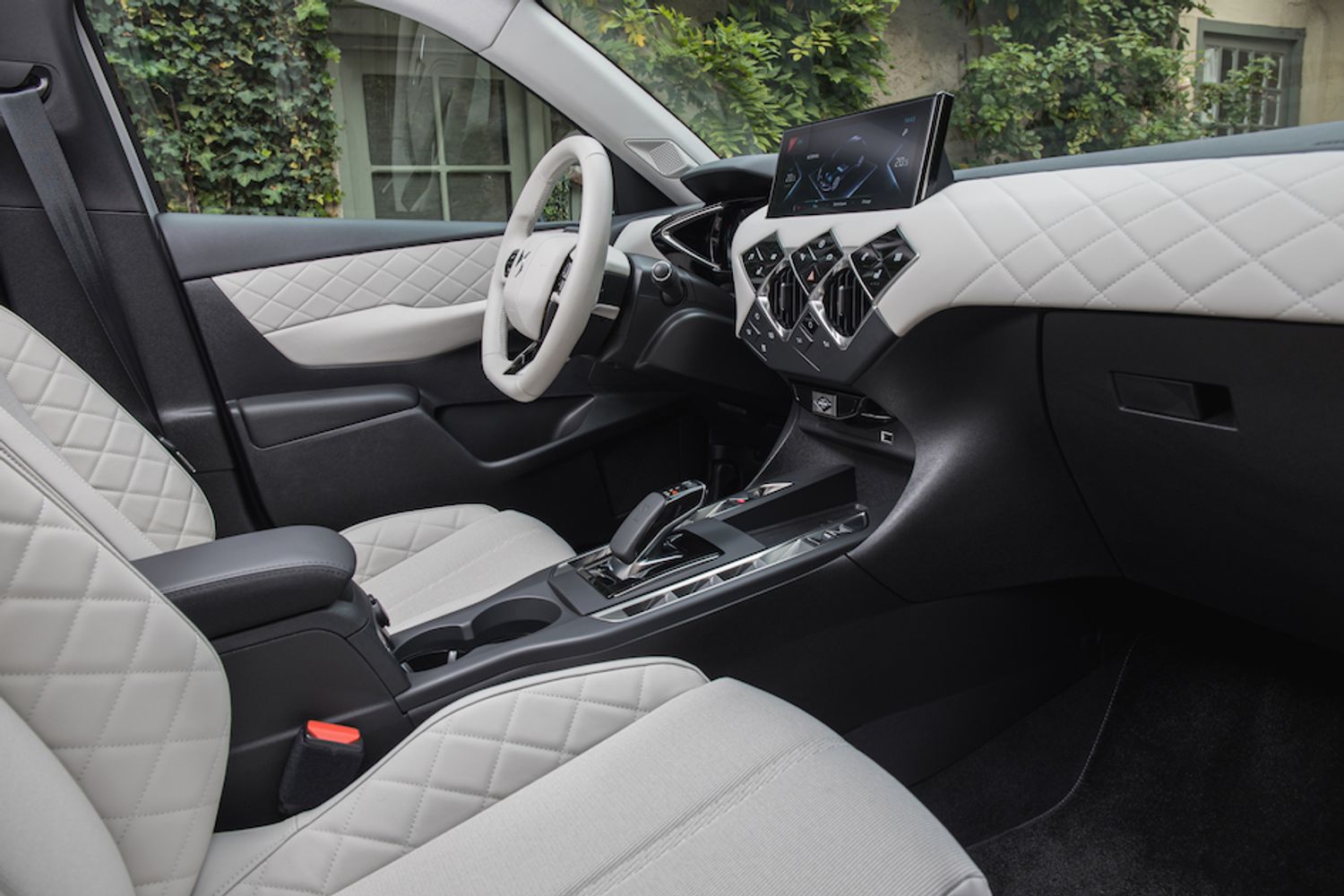 DS3 Crossback E tense interior dashboard and display